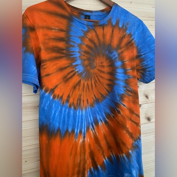 NEW Unisex Small GILDAN Soft Style Blue Orange Spiral Tie Dye T-Shirt Ballfield - Picture 3 of 8